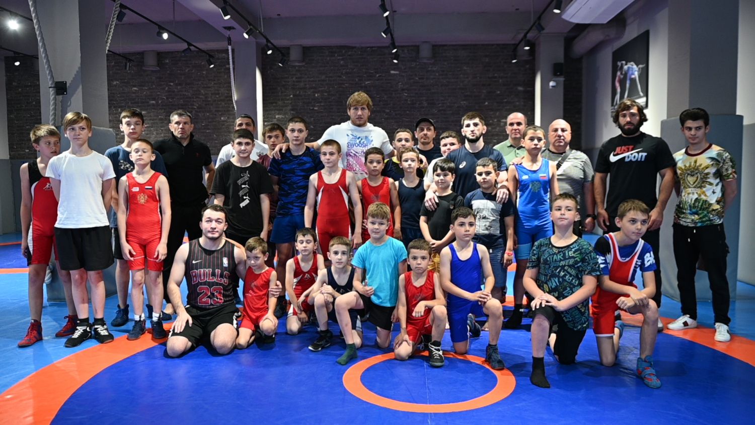 Олимпийский чемпион, Артур Алексанян посетил школу бокса и борьбы «Империал» 