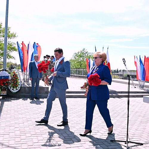 Возложение цветов к мемориалу Защитникам Пашковской Переправы