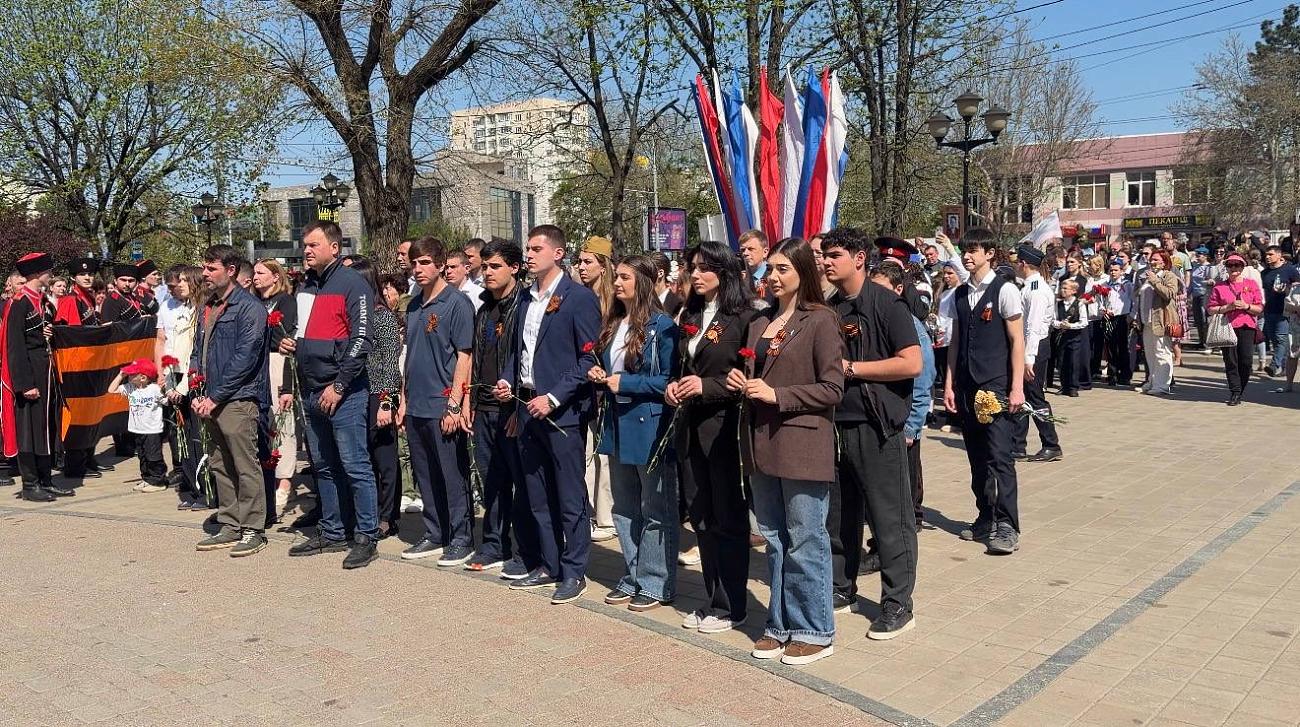 В День Победы состоялось возложение цветов к памятным мемориалам