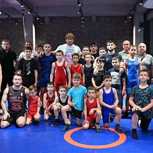 Олимпийский чемпион, Артур Алексанян посетил школу бокса и борьбы «Империал» 