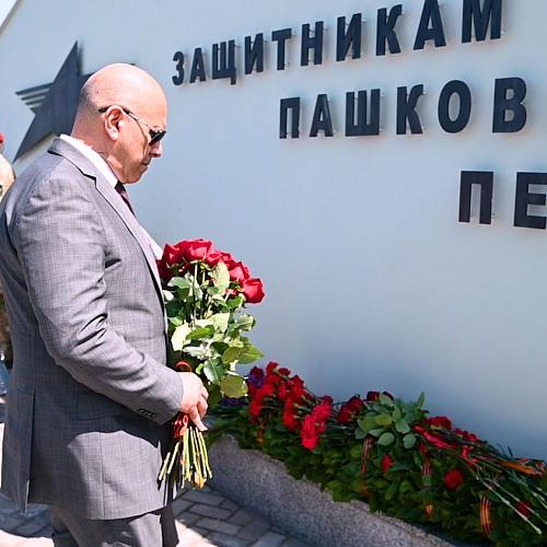 Возложение цветов к мемориалу Защитникам Пашковской Переправы
